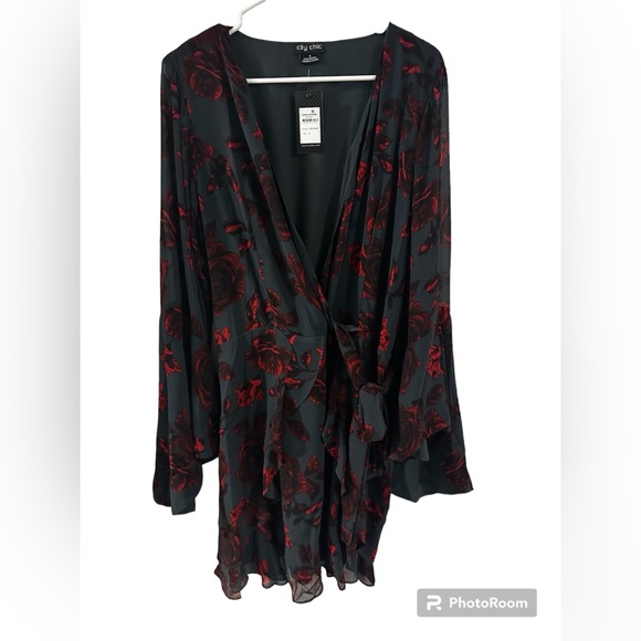 City Chic Dresses & Skirts - NWT City Chic floral faux wrap dress